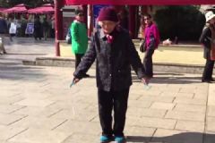 93岁老人坚持跳绳40年，老人适合什么样的运动？[多图]
